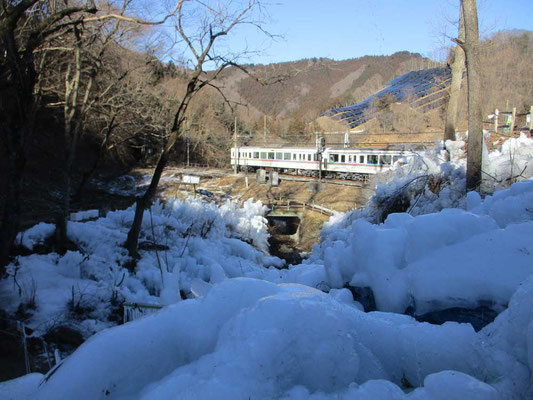 会場脇を西武秩父線が通り抜け、テツと氷柱の撮影スポットになっていました