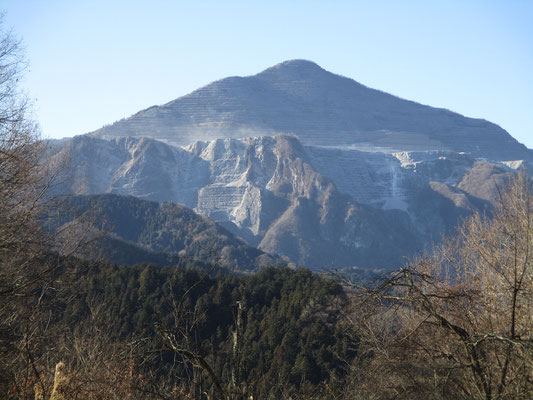 望遠で見た武甲山　強風で採掘の砂煙がもうもうと激しく舞っています