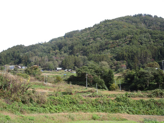 小川村の風景2　飯綱山の麓に三角屋根がいくつか見えるが、それがクラインガルテン　何棟かある