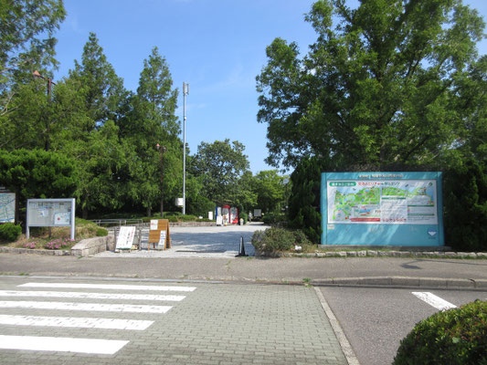 立派な公園となっている鳥屋野潟の入口　広い駐車場もある