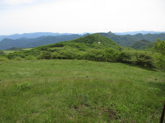 見晴らしのいい場所に行くと、牧場の草原の向こうに、さきほど歩いてきた物見岩の山が見える　脇を通過した「内山無線中継所」の電波塔　その向こうには荒船山