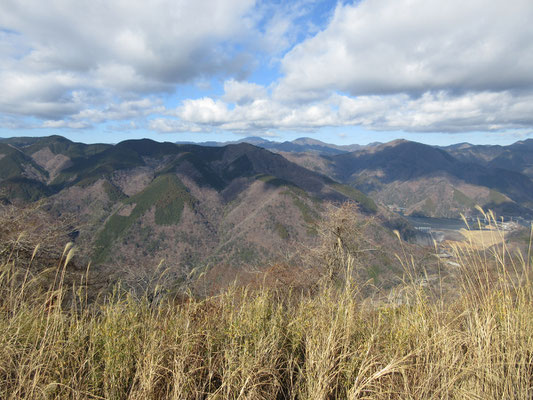 中央奥の方で雲に頭がかかっているピークは御正体山（みしょうたいさん）