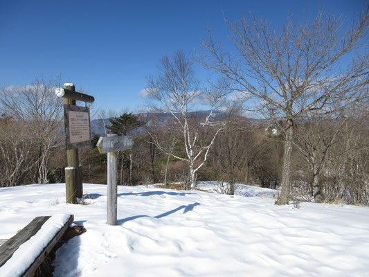 向こうには秩父の山並みが見える　北奥千丈岳か…　貸切の山頂で軽食とスケッチタイムを過ごす