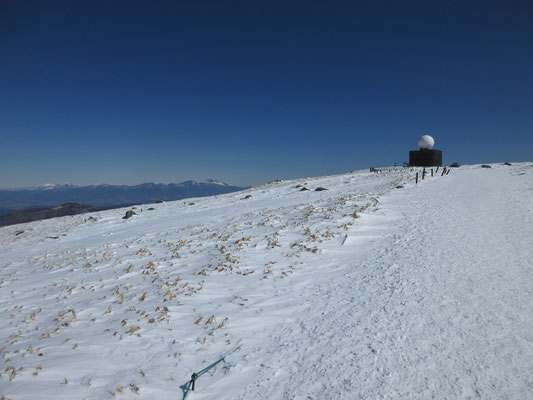 ランドマーク的な車山山頂の気象観測レーダー