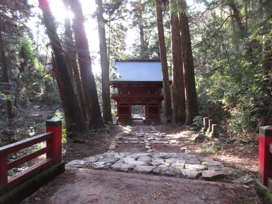 かなり緊張の下り階段だったが、どうにか仁王門まで到着