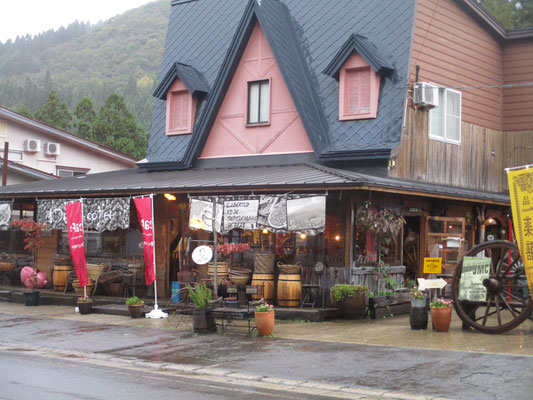 温泉入浴後に行った小安峡温泉の通り　突然の事態ながら、当日の宿を探してくれたお店がここ