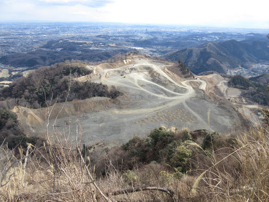 高取山を越え、発句石広場まで出ると、いつもの採石場を眼下に見る