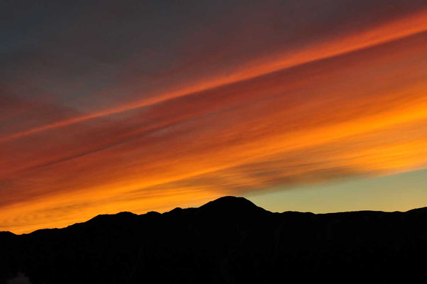 登るぞ！と目的の大日岳が夕陽にシルエットで映し出されています