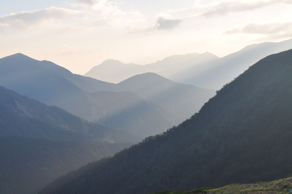 朝の遮光のなか、重畳たる山々　