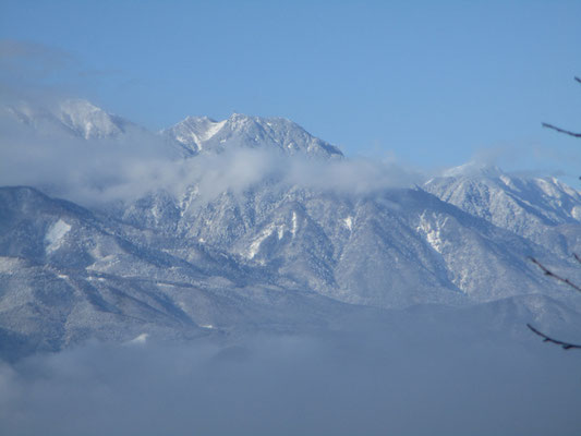 この日はこの時しか遠方の山を望むことは出来なかった　鳳凰三山の地蔵岳のオベリスクも見える