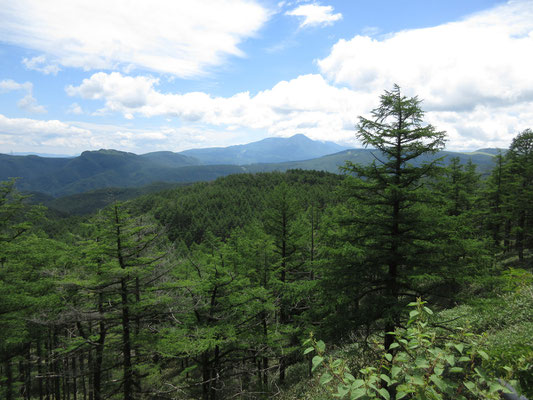 出発時には八ヶ岳上空は暗雲がかかっていたが、次第に好転　蓼科山が見え始めている