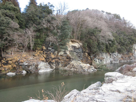 透明度の高い水だが、一箇所向こうの崖が崩れていた　