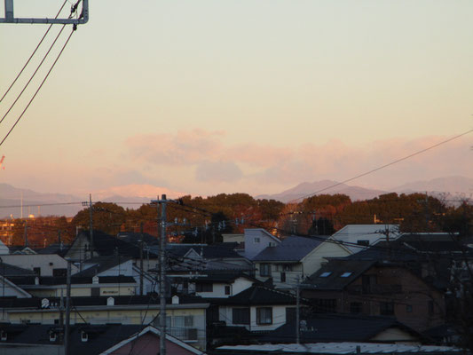 真っ白な山（国師ヶ岳）と右手のこんもりしたのは、奥多摩の三頭山　奥多摩がとても近くに見え、これも驚き