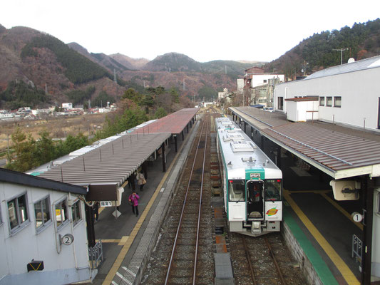 鳴子温泉駅にて陸羽東線「湯けむりライン」乗継での乗り換え　湯けむりラインと言う通り、多くの温泉が沿線にあります