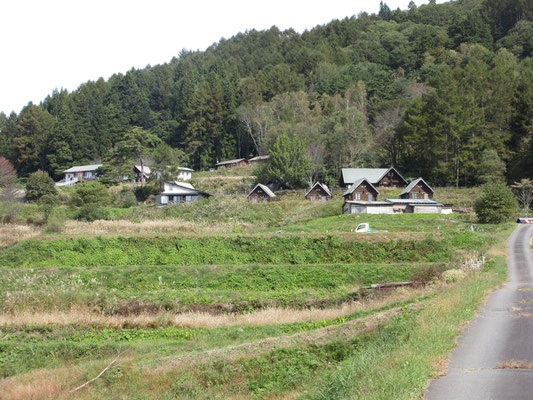 小川村の風景5　こんな風に山荘が建っている　いい感じ