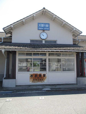 人気のない大間々駅の駅舎　再訪を誓って・・・