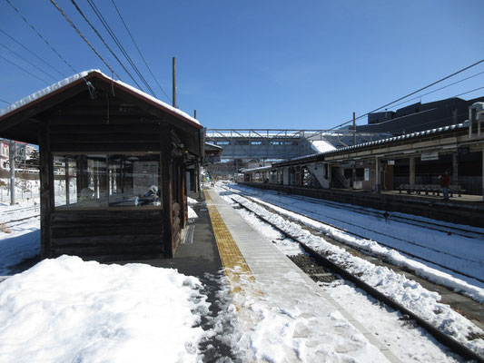 スケッチ後、小淵沢始発のJR小海線ホームへ　ここにはログハウスのような、山小屋のような待合室がある　暖房もきいている