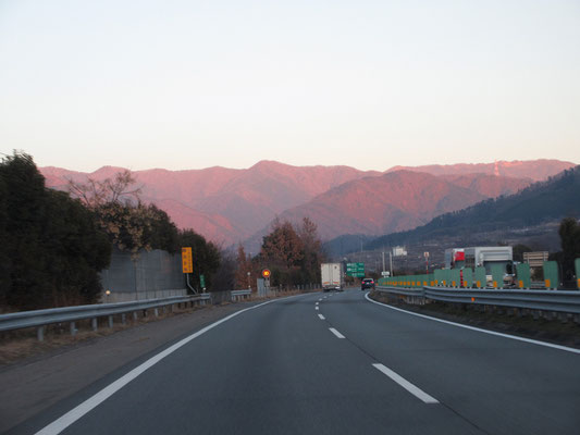 ちなみに、助手席からの撮影です　ハイキングの一日を〆るにふさわしい山の光景でした