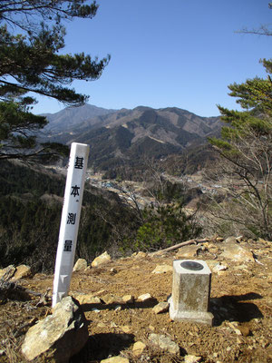 ポンッと飛び出した秋葉山の山頂には、まだ新しい三角点が据えられていた