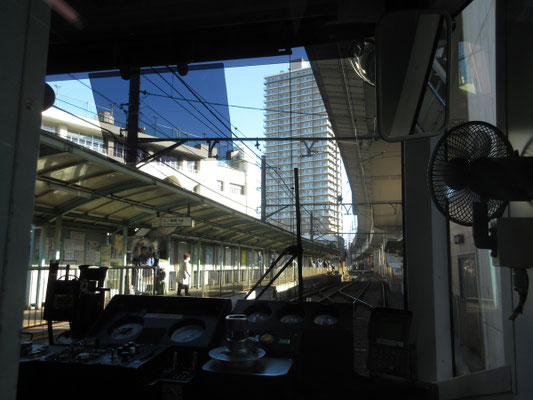 だんだんと周囲は高層ビルも出てきたり〜