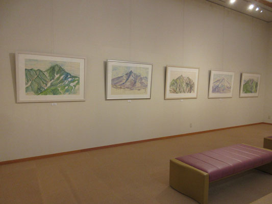大きな絵がとても映えた高い天井と広々した会場
