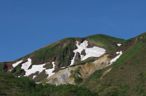 残雪と緑のコントラスト　そして火山の荒々しい姿