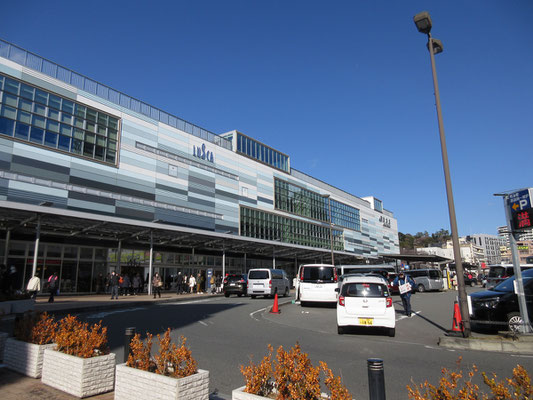 熱海駅近くのアーケードの人混みには心底驚いた　新宿駅のようだった　昔の面影まったくなしの、近代的な熱海駅　どこの駐車場も満車　とにかくすごい人だった