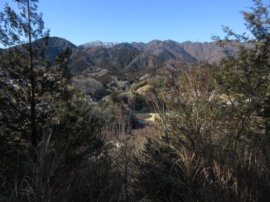 左手に清川村を見下ろし、向こうには丹沢山塊