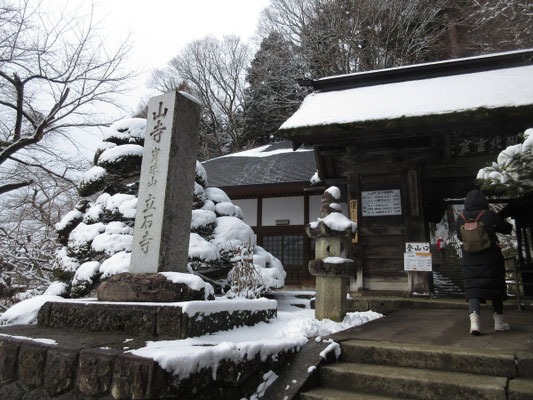 立石寺の入り口へ　ここで入山料を支払う
