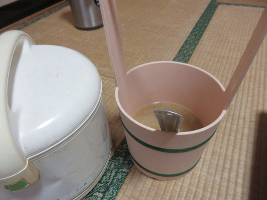 部屋食の夕飯　驚きはこの手桶の味噌汁　墓参りの水桶と同じ形なので何とも違和感大いにあり　