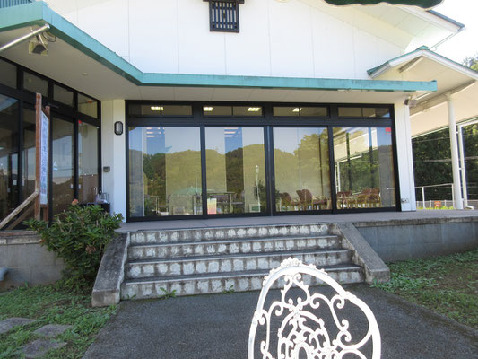 ここにも明るい全面窓の喫茶室があり、お茶をしながら景色と一緒に絵も楽しめる