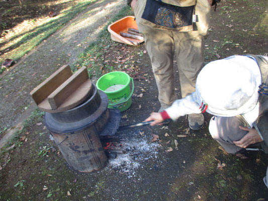 現地で調理組の会員３人が大活躍でおいしい芋煮を作ってくれました