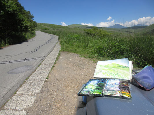 踊り場湿原に行く途中から車山を見上げて描く