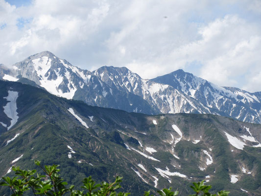 それまで雲が引っかかっていた白馬三山が姿を表す　奥から白馬岳　杓子岳　白馬鑓ヶ岳