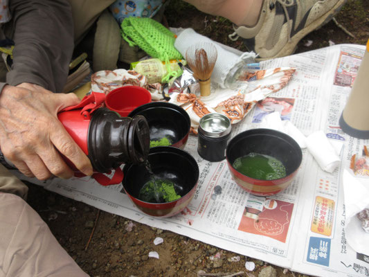 お湯を注ぐ　この後、茶筅の場面だが動画にしてしまったので画像はなし、すみません