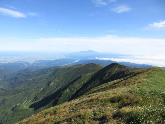 晴れ渡る空の下、鳥海山を正面に見ながらの下山開始