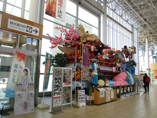 到着した終点の新庄駅　新庄まつりの屋台が駅構内に展示されていました