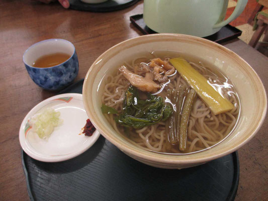 その大清水小屋で注文した山菜そば　地元で採ったヤマウド、フキ、キノコ、筍を昔ながらの方法で保存　本当の手づくりの美味しさでいっぱいでした