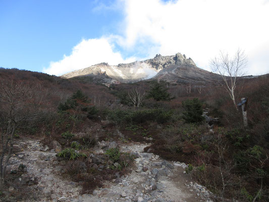 一時間以上ものんびりした後に、元の道を辿り下山ならぬ、登山で帰途に着く　往路の時の陰鬱な姿とは打って変わって、張り切った様子の茶臼岳となっている