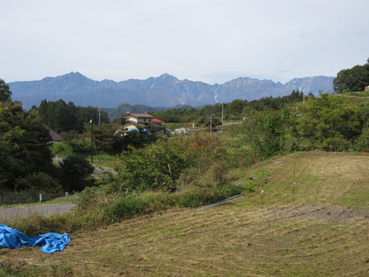 小川村の風景10　寺の庭から見える風景　小川村の素晴らしい所は、少し高い場所からはこうした眺めがあちこちで普通にあること　生活の中の景色が絶景となっている