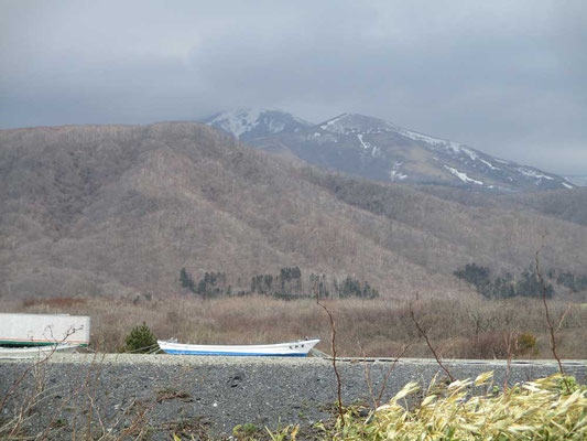 庶野という村を過ぎたところで辛うじて見えた豊似岳（とよにだけ）　雲が下りてきて見えなくなる直前に一枚なんとか描けました