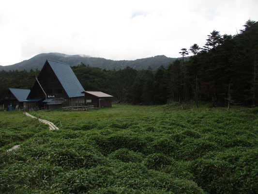 往路を登り返して、草原の小屋に戻る