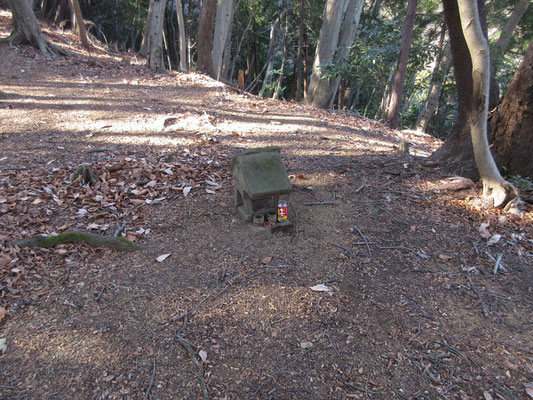 登る時には登山の安全を、下山時には無事を感謝する西山の「山の神」