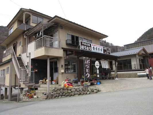 桃と桜を楽しんだあと、裂石（大菩薩嶺登山口）まで足を伸ばし「番屋茶屋」に向かう　バス停・道路の拡張工事で、元の店が脇の敷地に新築移転していると思って行ったのだが、まだ引っ越し中で営業は元の店だった