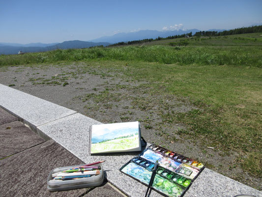 地べたにしゃがみこんで描くよりは、この塔の台座のおかげで随分と助かった　ただ皆さん、ここで記念写真を撮るので、その都度邪魔にならないように気を使った