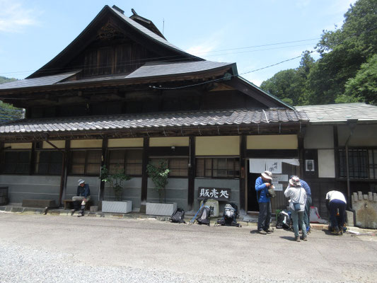 母屋の影で休憩