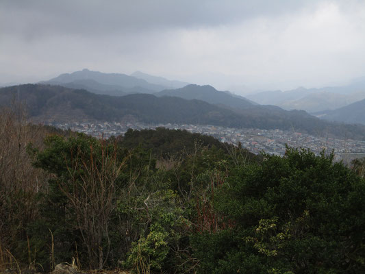 霞がかかった空模様のおかげで遠方の山が隠され、ちょうどよく近い山の姿が墨絵のように美しく見えました