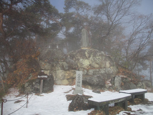 一旦出た山頂には奇岩の上に立派な神社が祀られていてビックリ