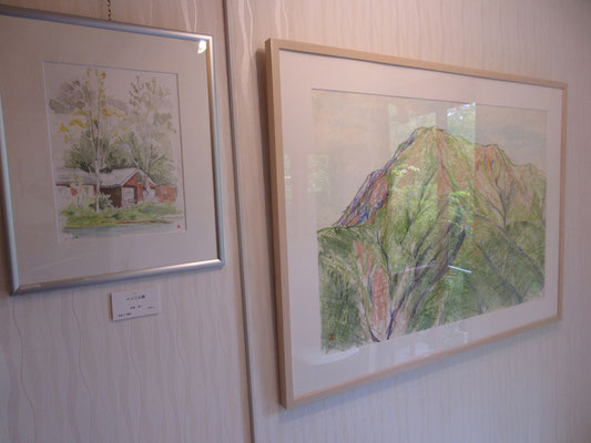 ババーンと掛け変った玄関　左のロッジ山旅を描いた作品は、一緒に別室で展示をしている北島洋一さんの作品　皆さまのお越しをお待ちしております♡