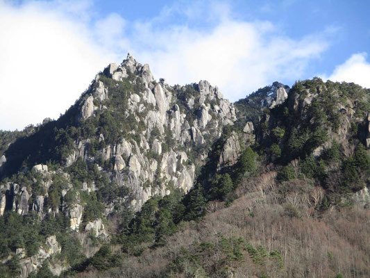 迫力満点な瑞牆山の岩峰群　初めてではないのに、やはりこの世のものとは思われない…